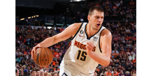 Nikola Jokić odottaa kahdeksanvuotista All-NBA-joukkuetoveriaan